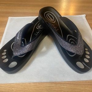 NWOT Aerosoft Original Comfort Silver Thong Sandal - size 40